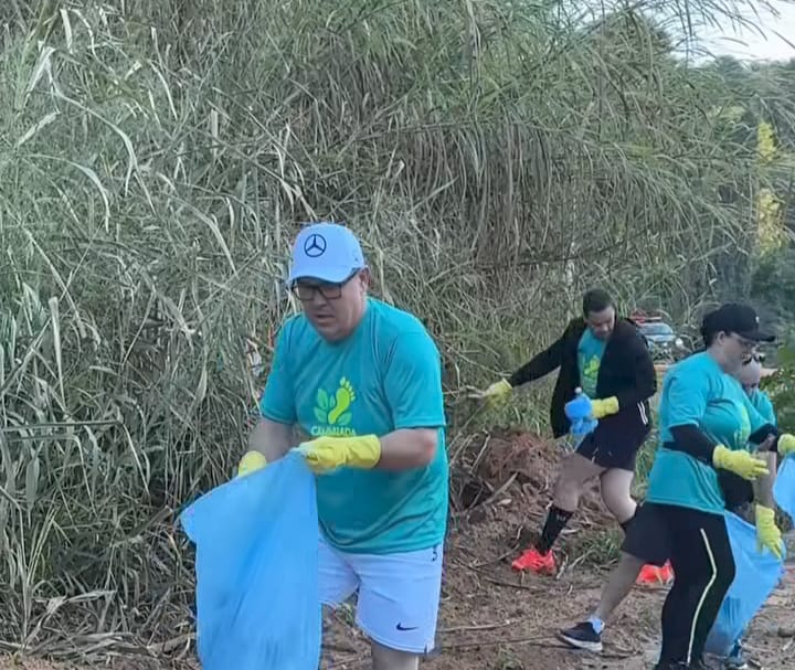 Participantes da Caminhada Ecológica realizaram limpeza durante o trajeto